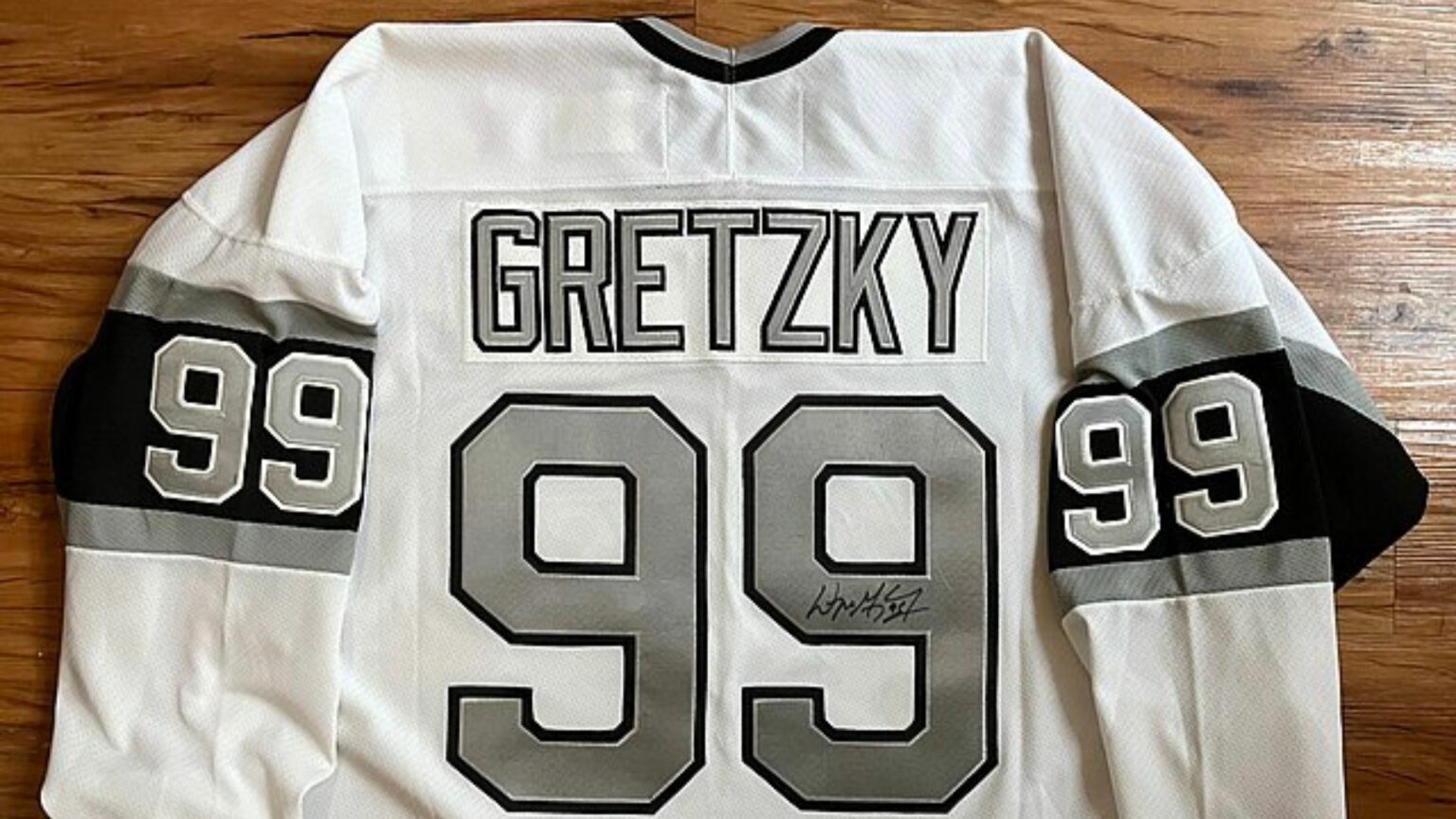Wayne Gretzky Los Angeles Kings jersey - Vintage Sports Memorabilia