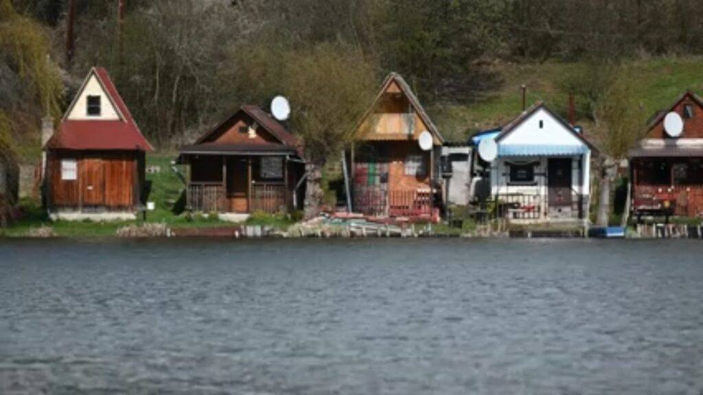 Cottage Farmhouse Chic - 5 lovely Cottages On The Lake