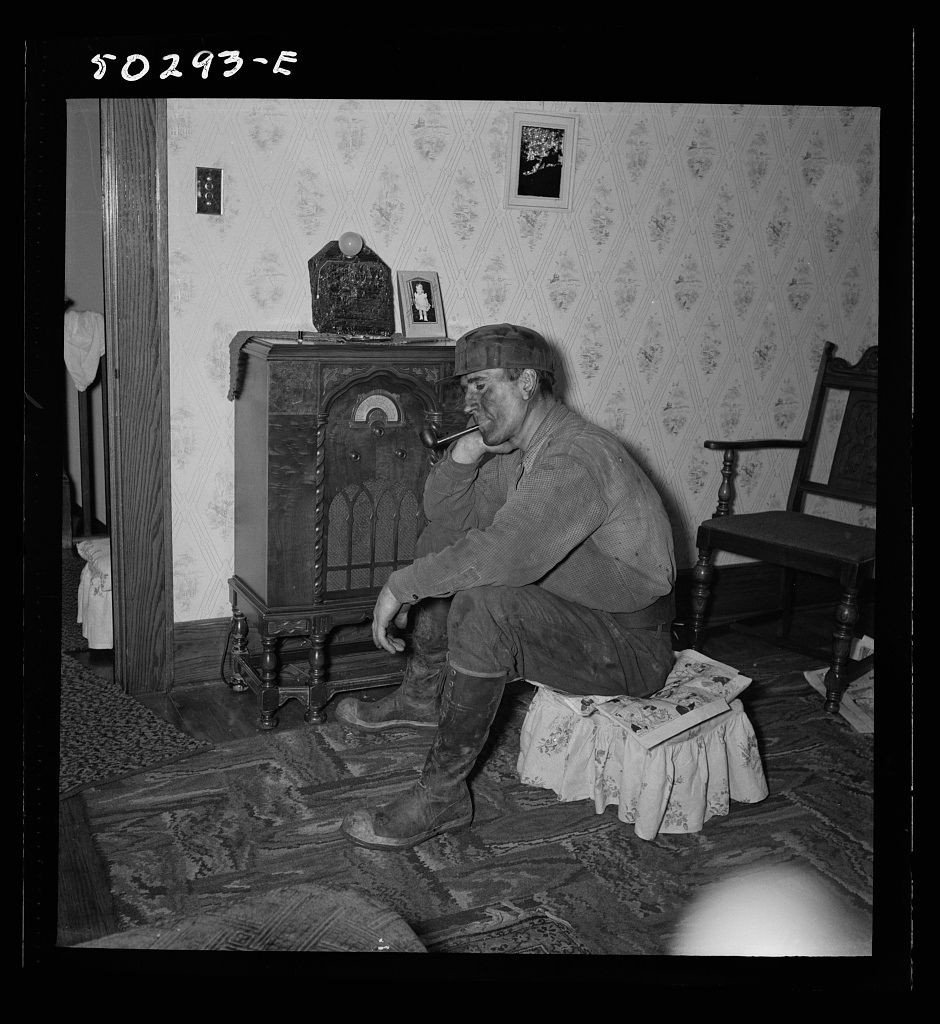 American listening to the radio in 1938 during the War of the Worlds Broadcast era
